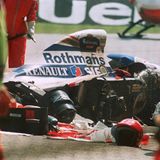 Sicherheitsbeamte stehen am 1. Mai 1994 neben dem Wrack des schwer verunglückten brasilianischen Rennfahrers Ayrton Senna. Der Brasilianer ist in der siebten Runde des Rennens in Imola mit seinem Williams-Renault in der Tamburello-Kurve von der Strecke abgekommen und mit etwa 300 km/h frontal in eine Betonmauer gerast. Er erliegt am selben Tag in der Maggiore-Klinik von Bologna seinen schweren Kopfverletzungen.