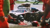 Sicherheitsbeamte stehen am 1. Mai 1994 neben dem Wrack des schwer verunglückten brasilianischen Rennfahrers Ayrton Senna. Der Brasilianer ist in der siebten Runde des Rennens in Imola mit seinem Williams-Renault in der Tamburello-Kurve von der Strecke abgekommen und mit etwa 300 km/h frontal in eine Betonmauer gerast. Er erliegt am selben Tag in der Maggiore-Klinik von Bologna seinen schweren Kopfverletzungen.