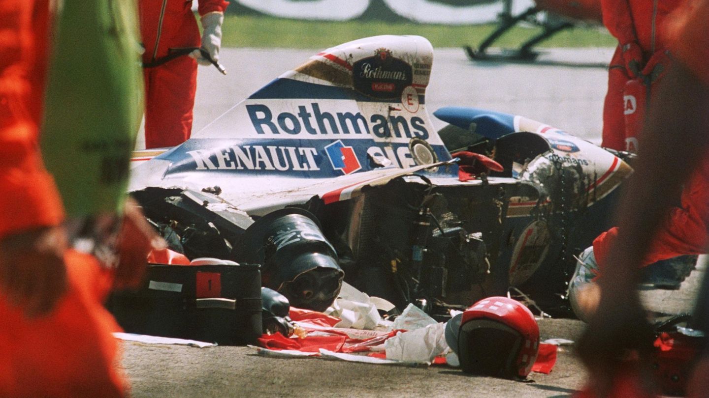 Königsklasse des Motorsports: Sicherheitsbeamte stehen am 1. Mai 1994 neben dem Wrack des schwer verunglückten brasilianischen Rennfahrers Ayrton Senna. Der Brasilianer ist in der siebten Runde des Rennens in Imola mit seinem Williams-Renault in der Tamburello-Kurve von der Strecke abgekommen und mit etwa 300 km/h frontal in eine Betonmauer gerast. Er erliegt am selben Tag in der Maggiore-Klinik von Bologna seinen schweren Kopfverletzungen. Sicherheitsbeamte stehen am 1. Mai 1994 neben dem Wrack des schwer verunglückten brasilianischen Rennfahrers Ayrton Senna. Der Brasilianer ist in der siebten Runde des Rennens in Imola mit seinem Williams-Renault in der Tamburello-Kurve von der Strecke abgekommen und mit etwa 300 km/h frontal in eine Betonmauer gerast. Er erliegt am selben Tag in der Maggiore-Klinik von Bologna seinen schweren Kopfverletzungen.