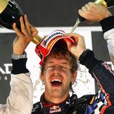 Sebastian Vettel dominiert die Formel 1 von 2010 bis 2013. Vier Mal in Folge gewann der Mann aus dem hessischen Heppenheim im Red Bull die WM. Eine technische Regeländerung bedeutet das Ende der Red-Bull-Herrschaft. 