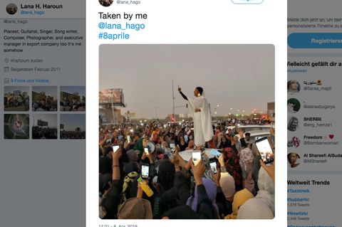 Alaa Salah bei Protesten im Sudan