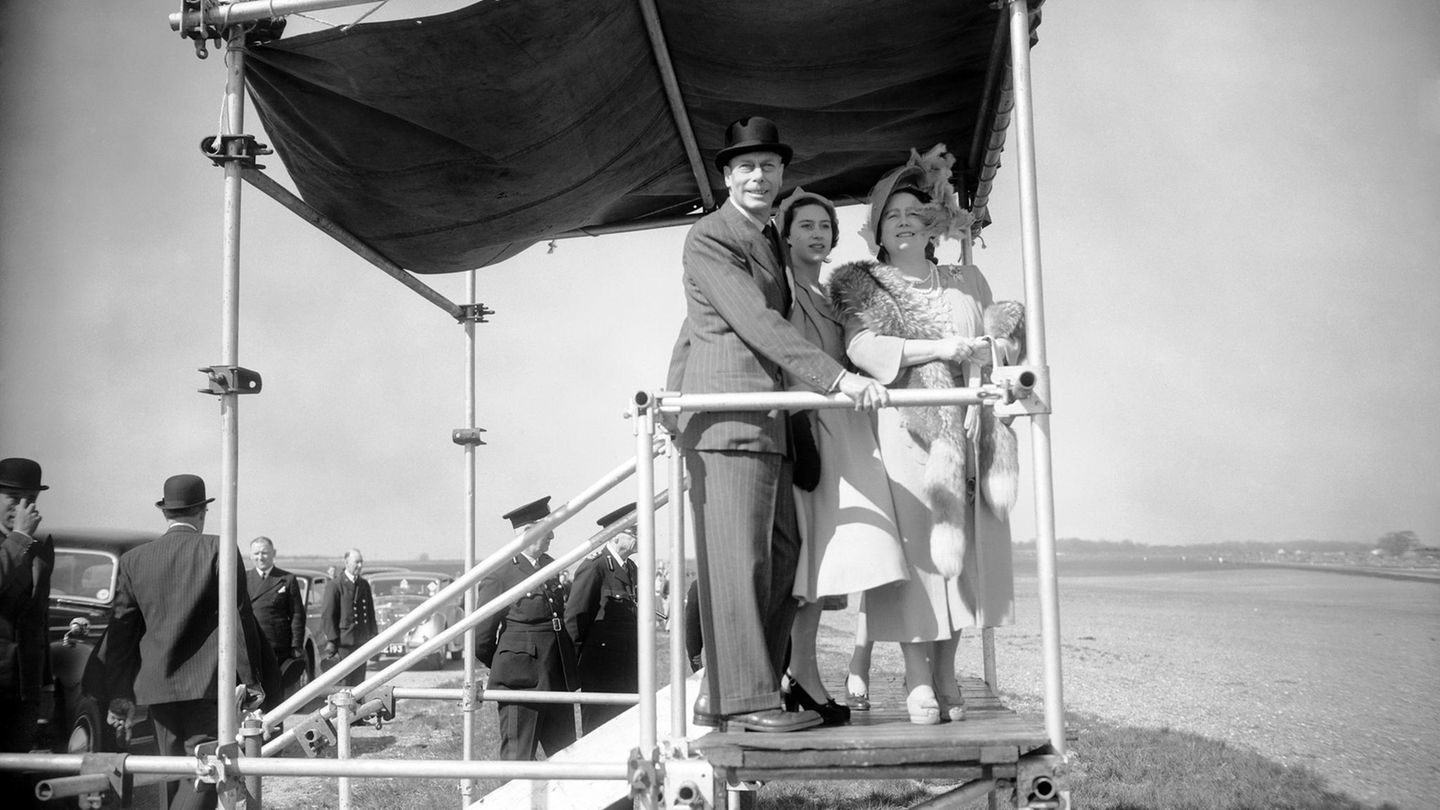 Am 13. Mai 1950 ist es soweit: Das erste Formel-1-Rennen steigt in Silverstone. Die Premiere wird gewürdigt durch die Anwesenheit von König King George VI (r.), Queen Elizabeth (m.) und Prinzessin Margaret und zeigt, welchen Stellenwert der Rennsport im Königreich genießt. 