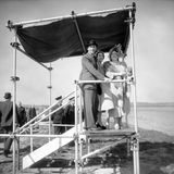 Am 13. Mai 1950 ist es soweit: Das erste Formel-1-Rennen steigt in Silverstone. Die Premiere wird gewürdigt durch die Anwesenheit von König King George VI (r.), Queen Elizabeth (m.) und Prinzessin Margaret und zeigt, welchen Stellenwert der Rennsport im Königreich genießt. 