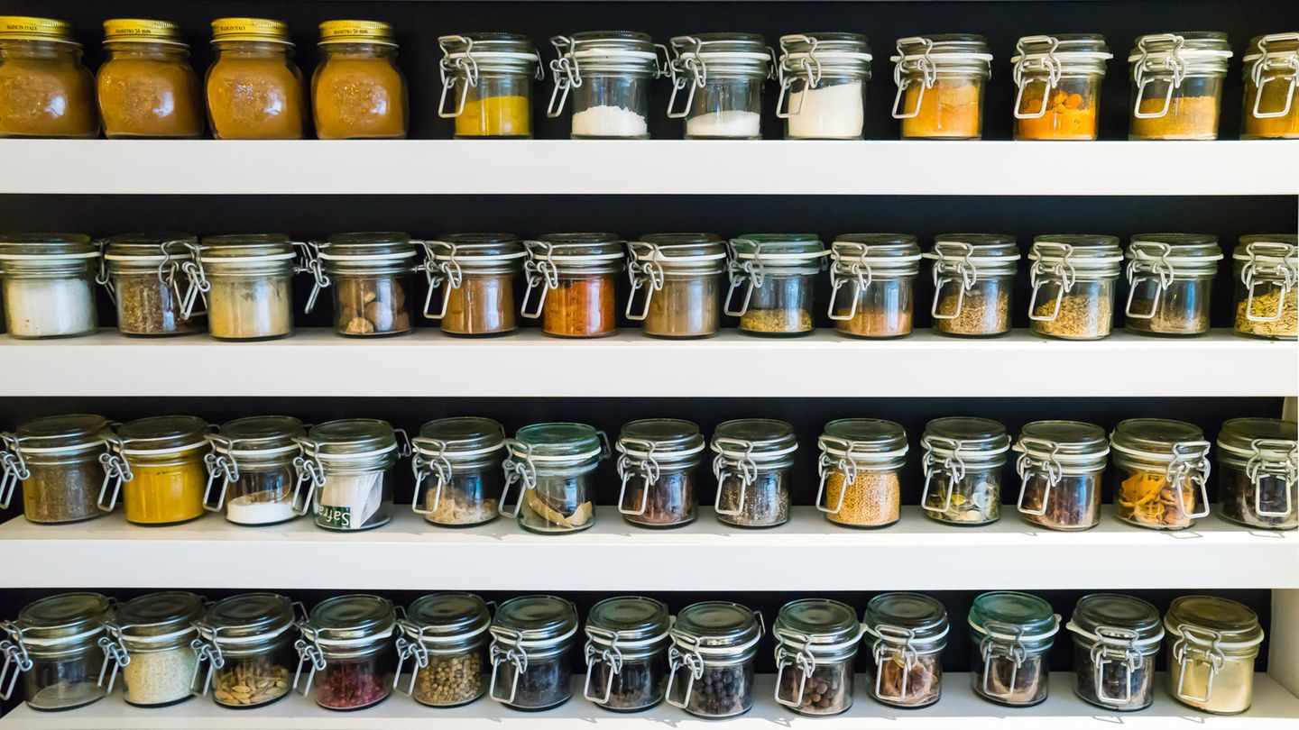 Vermeiden Sie Doppelungen im Gewürzregal  Sie wissen auch nicht wie, aber Sie haben vier Dosen Zimt im Regal stehen? Marie Kondo propagiert Minimalismus, entfernen Sie also alle Gewürze die doppelt im Regal stehen und konzentrieren Sie sich auf ein Behältnis pro Gewürz. Schmeißen Sie die Gewürze nicht weg, sondern füllen Sie sie in ein größeres Behältnis.