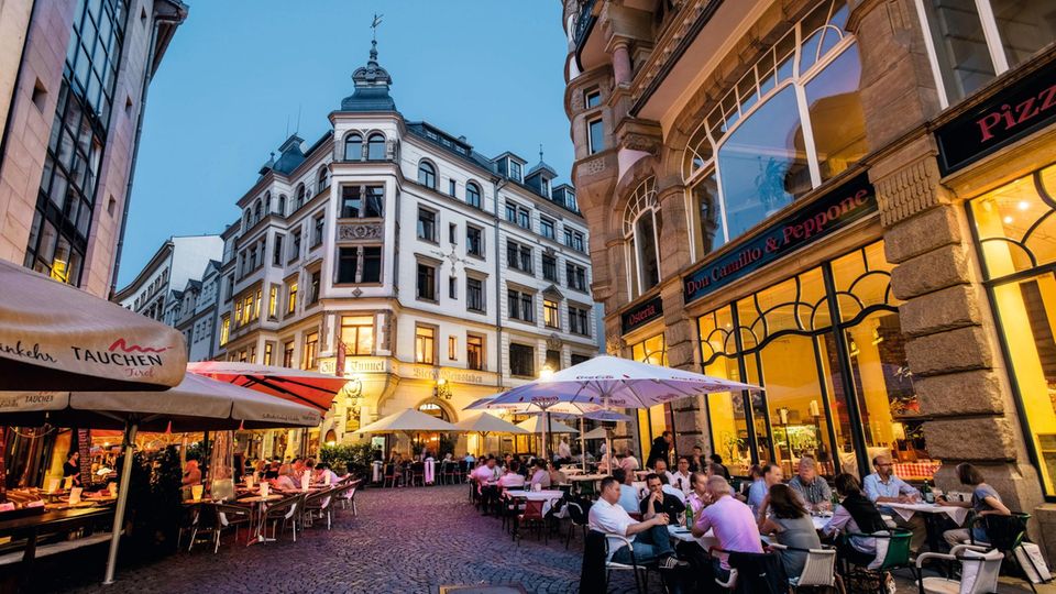 Citytrip Sachsen: Viele Lokale und Tische auf der Straße:Das Barfussgässchen in Leipzigs Zentrum Viele Lokale und Tische auf der Straße:Das Barfussgässchen in Leipzigs Zentrum