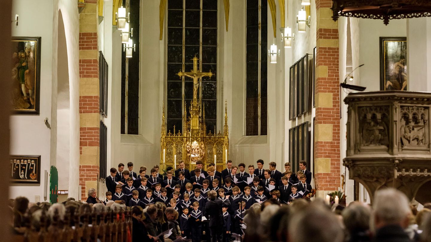 Der Thomanerchor, vor mehr als 800 Jahren gegründet, tritt regelmäßig in der Thomaskirche auf