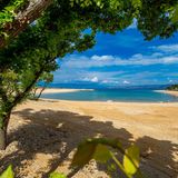 Kroatien: Omisalj Camping  Der neu angelegte Campingplatz auf der Insel Krk ist in einer kleinen Bucht gelegen. Der Strand aus feinen Kieseln, der flach ins Wasser übergeht, eignet sich auch gut für kleine Kinder. Die Ökoprogramme, die in Omisalj umgesetzt sind, haben dem Strand eine blaue Flagge für sauberes Wasser  eingebracht und machen den Platz besonders für umweltbewusste Camper attraktiv.  Infos: www.campingomisalj.com