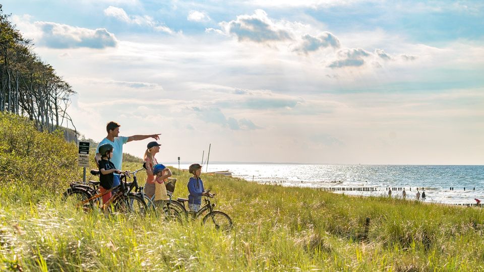 Europaweites Ranking: Bild 1 von 10 der Fotostrecke zum Klicken: Deutschland: Ostseecamp Rostocker Heide Ein 30 Meter breiter Strand mit feinem Sand liegt direkt am Ostseecamp Rostocker Heide in Graal-Müritz. Kleinkinder können hier problemlos toben, denn die Küste geht sanft in das Meer über, dessen Wasserqualität ebenfalls den Standards der blauen Flagge entspricht. Neben separaten FKK- und Hundestränden gibt es auch die Möglichkeit, Lagerfeuer am Strand zu machen. Infos: www.ostseecamp-ferienpark.de/campingplatz-an-der-ostsee.html Bild 1 von 10 der Fotostrecke zum Klicken: Deutschland: Ostseecamp Rostocker Heide Ein 30 Meter breiter Strand mit feinem Sand liegt direkt am Ostseecamp Rostocker Heide in Graal-Müritz. Kleinkinder können hier problemlos toben, denn die Küste geht sanft in das Meer über, dessen Wasserqualität ebenfalls den Standards der blauen Flagge entspricht. Neben separaten FKK- und Hundestränden gibt es auch die Möglichkeit, Lagerfeuer am Strand zu machen. Infos: www.ostseecamp-ferienpark.de/campingplatz-an-der-ostsee.html