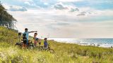 Bild 1 von 10 der Fotostrecke zum Klicken:  Deutschland: Ostseecamp Rostocker Heide   Ein 30 Meter breiter Strand mit feinem Sand liegt direkt am Ostseecamp Rostocker Heide in Graal-Müritz. Kleinkinder können hier problemlos toben, denn die Küste geht sanft in das Meer über, dessen Wasserqualität ebenfalls den Standards der blauen Flagge entspricht. Neben separaten FKK- und Hundestränden gibt es auch die Möglichkeit, Lagerfeuer am Strand zu machen.   Infos: www.ostseecamp-ferienpark.de/campingplatz-an-der-ostsee.html