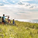 Bild 1 von 10 der Fotostrecke zum Klicken:  Deutschland: Ostseecamp Rostocker Heide   Ein 30 Meter breiter Strand mit feinem Sand liegt direkt am Ostseecamp Rostocker Heide in Graal-Müritz. Kleinkinder können hier problemlos toben, denn die Küste geht sanft in das Meer über, dessen Wasserqualität ebenfalls den Standards der blauen Flagge entspricht. Neben separaten FKK- und Hundestränden gibt es auch die Möglichkeit, Lagerfeuer am Strand zu machen.   Infos: www.ostseecamp-ferienpark.de/campingplatz-an-der-ostsee.html