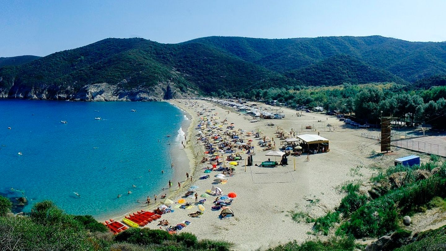 Griechenland: Thalatta Kalamitsi Village  Das Campingdorf in einer Bucht der Landzunge Sithonia, dem mittleren "Finger" der Chalkidiki, hat einen hohen ökologischen Anspruch: Die dort selbst angepflanzten Produkte werden im Restaurant verwendet. Die vielfältige Flora mit wildwachsenden Kräutern und Gewürzen sowie baumhohen Kakteen verschiedenster Sorten begeistert Naturliebhaber. Für sportliche Camper gibt es Yoga-, Aqua- und Pilateskurse, während kulturell Interessierte die antiken Städte und Ausgrabungen in der Nähe besichtigen können.   Infos: www.thalattacamp.gr/de/pages/kalamitsicamping