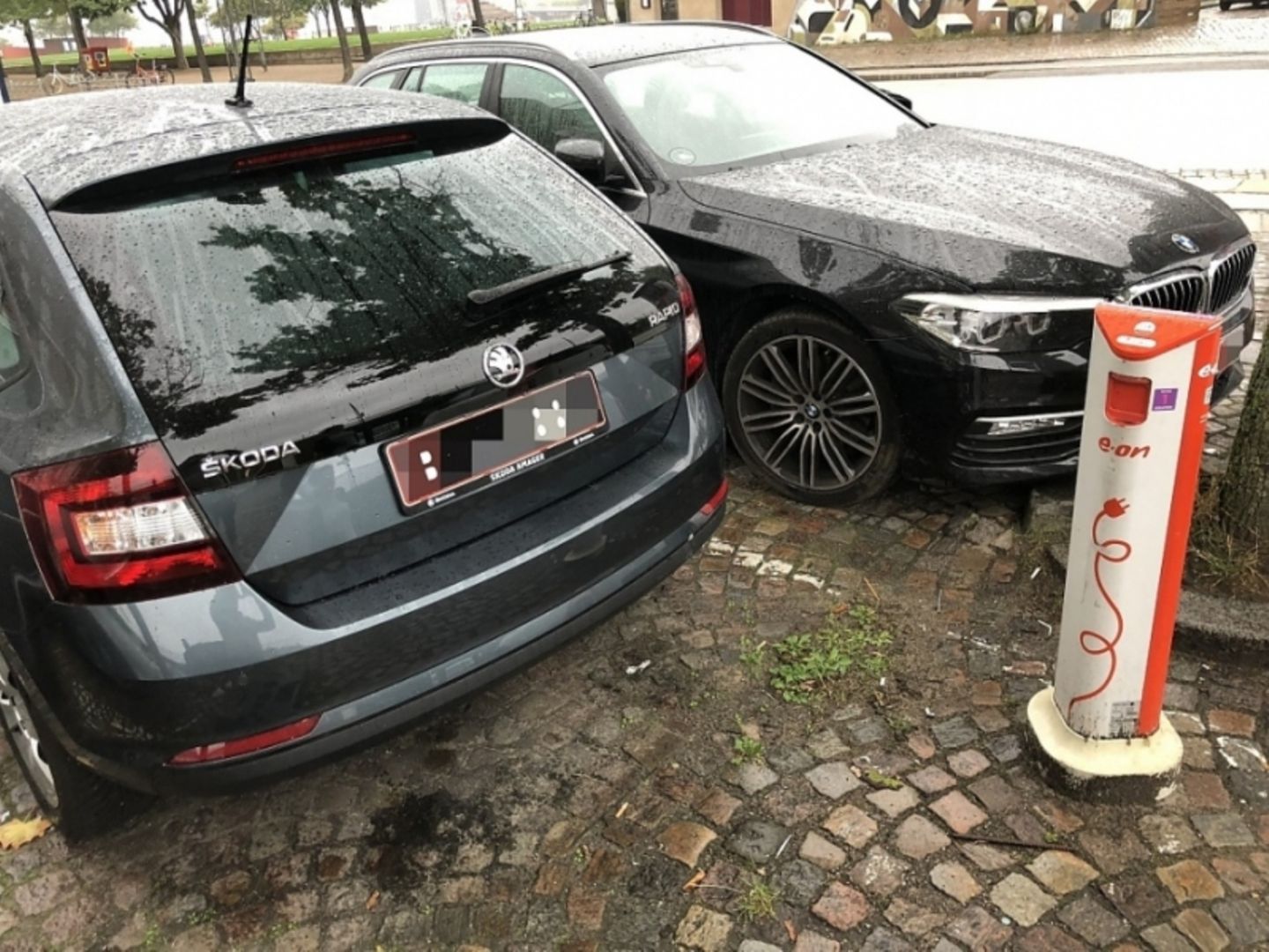 Grund zur Klage bei Elektromobilisten: zugeparkte Ladesäulen