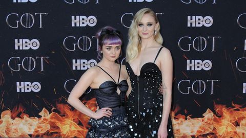 Ihren "Game of Thrones"-Look legten Maisie Williams (links) und Sophie Turner schnell ab.