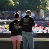 National 9/11 Memorial  Genau an jener Stelle, wo bis zum Terroranschlag am 11. September 2001 die Zwillingstürme  des World Trade Center in den Himmel ragten, befinden sich jetzt zwei große Wasserbecken, an deren Brüstungen sind die Namen der Opfer eingraviert sind. Der Besuch des eindrucksvollen Memorials ist kostenlos. Der Zutritt zum darunter gelegenen 9/11 Memorial Museum kostet 26 US-Dollar.  Infos: www.911memorial.org