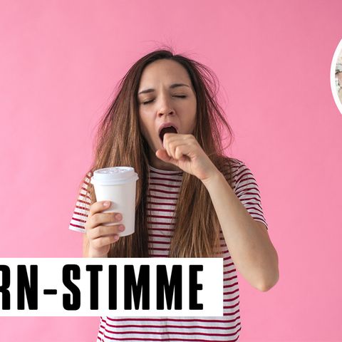 Müdes Mädchen mit Kaffeebecher