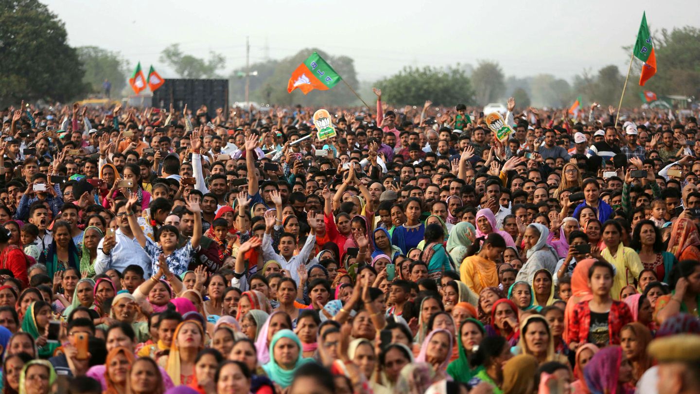 Indien, Akhnoor: Unterstützer der regierenden Bharatiya Janata Partei (BJP) bei einer Wahlkampfkundgebung 