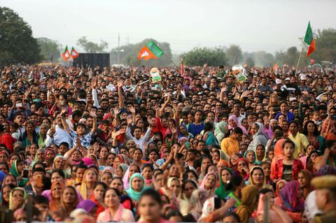 Indien, Akhnoor: Unterstützer der regierenden Bharatiya Janata Partei (BJP) bei einer Wahlkampfkundgebung 