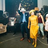 Günther Krabbenhöft und seine Freundin Britt Kanja betreten die Tanzfläche