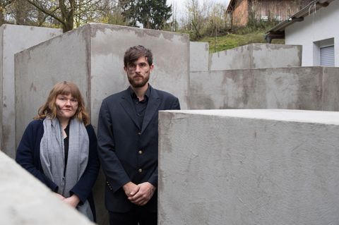 Aktivisten des "Zentrum für politische Schönheit" vor dem Holocaust-Denkmal in der Nähe des Höcke-Grundstückes