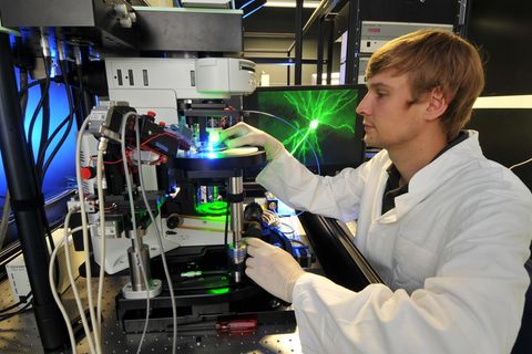 Dem Parkison-Rätsel auf der Spur: Ein Wissenschaftler am DZNE in Bonn