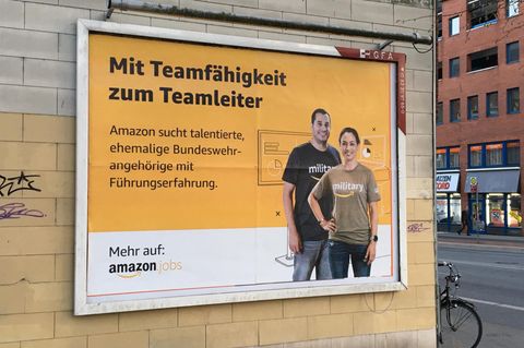 Ein Werbeplakat von Amazon für Jobs für ehemalige Bundeswehrangehörige