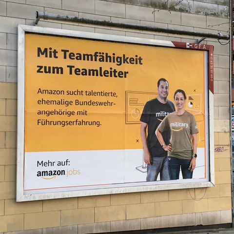 Ein Werbeplakat von Amazon für Jobs für ehemalige Bundeswehrangehörige