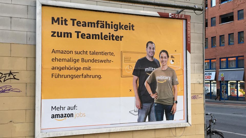Ein Werbeplakat von Amazon für Jobs für ehemalige Bundeswehrangehörige