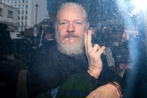 Julian Assange nach seiner Verhaftung in London