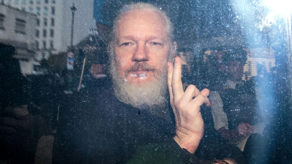 Julian Assange nach seiner Verhaftung in London Julian Assange nach seiner Verhaftung in London
