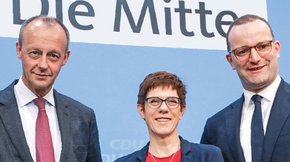 CDU-Chefin: Allein zwischen hochgewachsenen Männern: Kramp-Karrenbauer und ihre Konkurrenten um den CDU-Vorsitz, Friedrich Merz (l.) und Jens Spahn. Sie überlegt sich genau, wie sie bei solchen Anlässen auffallen kann. Allein zwischen hochgewachsenen Männern: Kramp-Karrenbauer und ihre Konkurrenten um den CDU-Vorsitz, Friedrich Merz (l.) und Jens Spahn. Sie überlegt sich genau, wie sie bei solchen Anlässen auffallen kann.