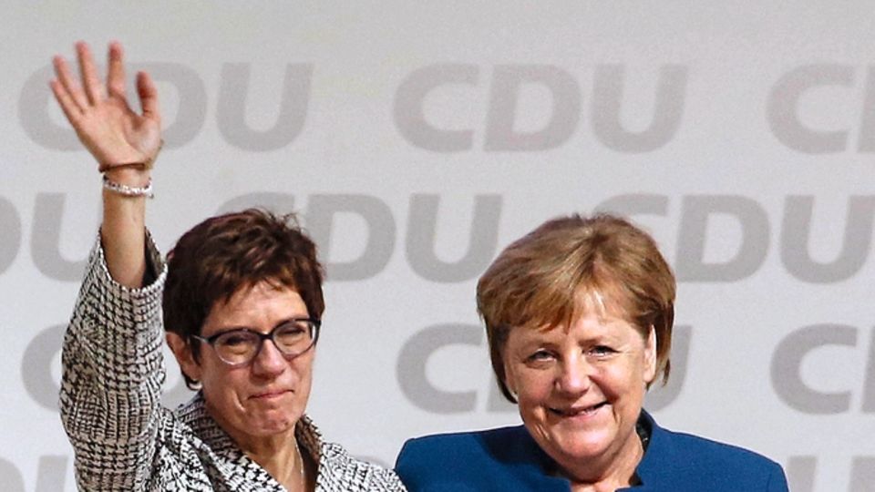 CDU-Chefin: Annegret Kramp-Karrenbauer mit Angela Merkel nach der Wahl zur CDU-Chefin im Dezember 2018 Annegret Kramp-Karrenbauer mit Angela Merkel nach der Wahl zur CDU-Chefin im Dezember 2018