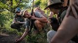 Noch ganz frisch: die Leopardenspur. Guide Calvin erklärt, wie man sie von anderen Raubkatzenfährten unterscheidet.