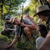 Noch ganz frisch: die Leopardenspur. Guide Calvin erklärt, wie man sie von anderen Raubkatzenfährten unterscheidet.