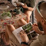 Hausaufgaben: Bei jedem Walk bekommen die Teilnehmer Blätter in die Hand gedrückt, um sie im Camp zu bestimmen. 90 Minuten hat Reporterin Nele gebraucht. Es war eine Acacia robusta.