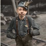 Ein kleiner Junge mit Kohlenstaub im Gesicht