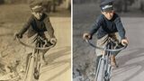 Ein Junge mit Western-Union-Mütze auf einem Fahrrad