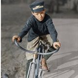 Ein Junge mit Western-Union-Mütze auf einem Fahrrad