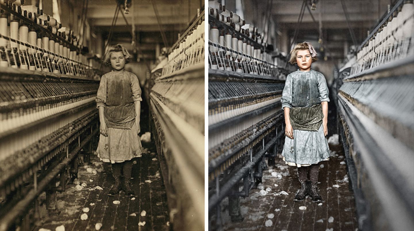 Ein Mädchen steht in einem Gang zwischen Baumwollspindeln