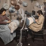 Ein Mädchen knüpft Spitze