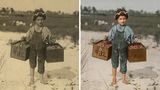 Ein kleiner Junge trägt zwei randvolle Holzkisten
