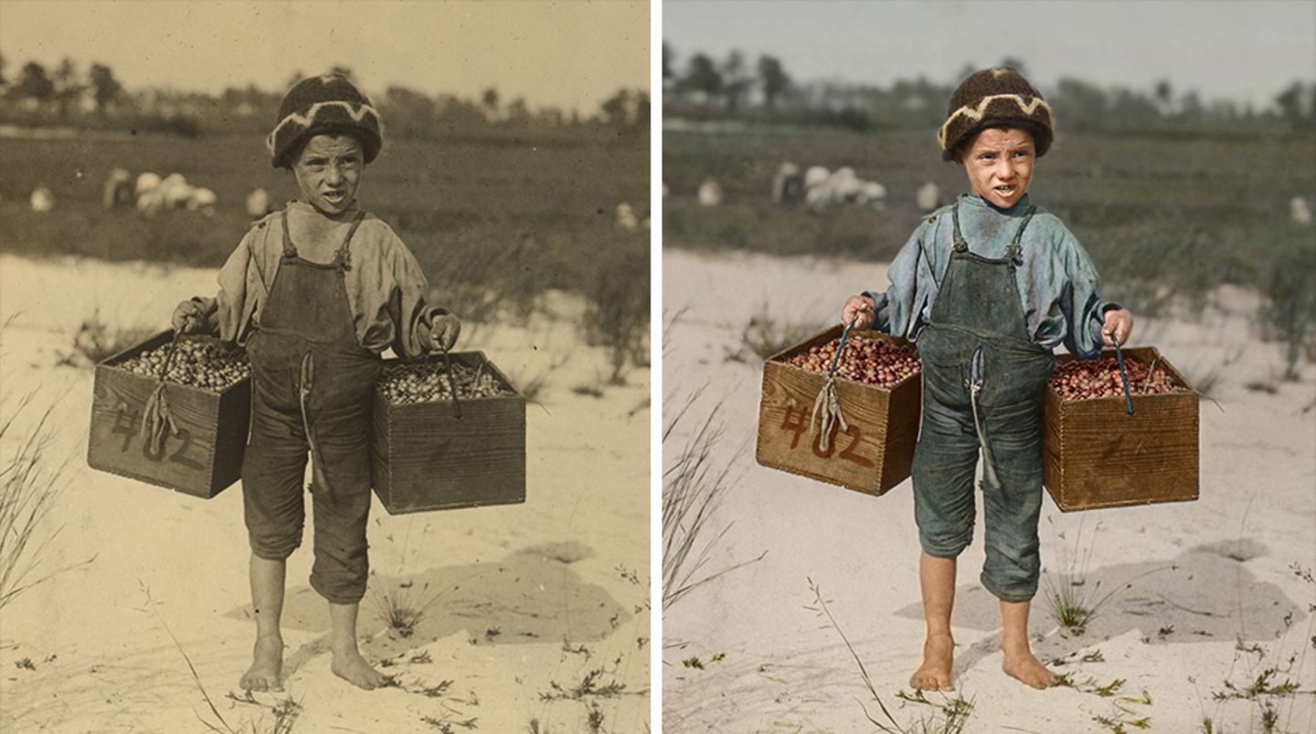 Ein kleiner Junge trägt zwei randvolle Holzkisten