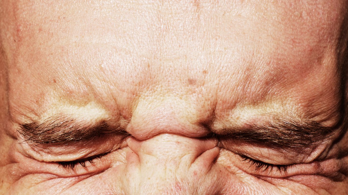 Schmerzverzerrtes Gesicht: Fluchen hilft bei Schmerzen