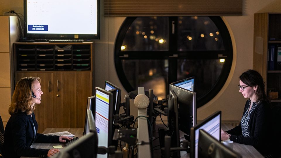 Debatte um Organspende: Die Zentrale von Eurotransplant im niederländischen Leiden. In diesem Raum berechnen Computer, wer welches Spenderorgan bekommt. Die Mitarbeiter organisieren dann per Telefon Ärzteteams und Transporte. Die Zentrale von Eurotransplant im niederländischen Leiden. In diesem Raum berechnen Computer, wer welches Spenderorgan bekommt. Die Mitarbeiter organisieren dann per Telefon Ärzteteams und Transporte.