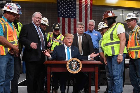 US-Präsident Donald Trump lässt sich zwischen Bauarbeiter-Gewerkschaftlern in Texas feiern.