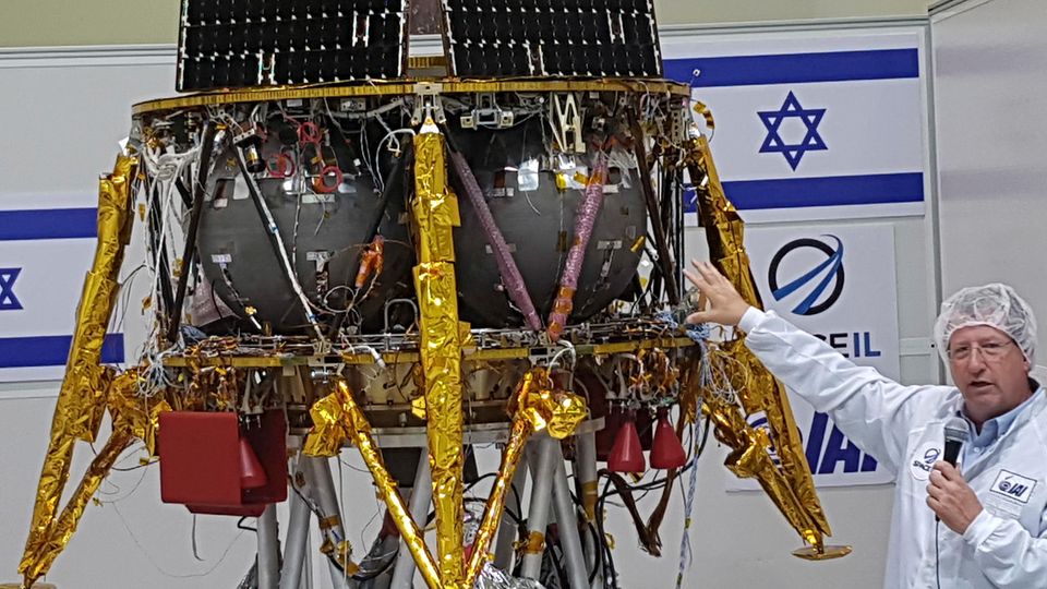 Israels Raumsonde "Beresheet" mit der Mondlandefähre bei der Pressevorführung bei Tel Aviv