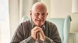 Mit dem Alter nimmt die Fähigkeit der Haut, Vitamin D zu bilden, stark ab. Menschen über 65 Jahre gelten daher als potenzielle Risikogruppe für einen Vitamin D-Mangel -  ebenso wie Personen, die sich kaum oder gar nicht im Freien aufhalten, sei es, weil sie nicht mobil sind oder tagsüber im Büro arbeiten.