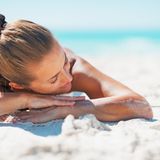 Im Liegen produziert der Körper mehr Vitamin D als im Stehen. In der Horizontalen trifft mehr Licht auf die Haut, der Wirkungsgrad ist somit höher.