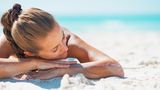 Im Liegen produziert der Körper mehr Vitamin D als im Stehen. In der Horizontalen trifft mehr Licht auf die Haut, der Wirkungsgrad ist somit höher.