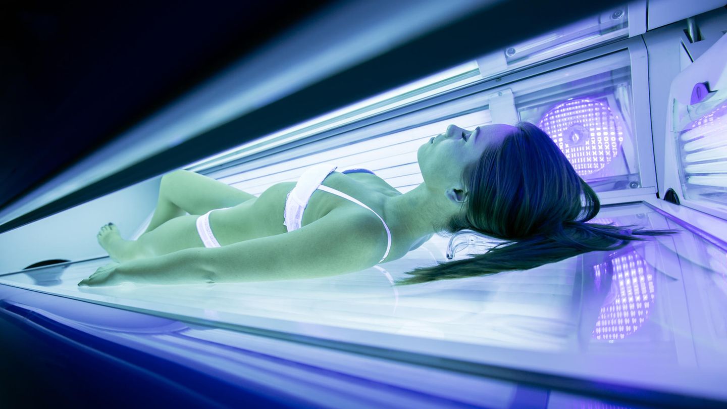 Vitamin D: Eine Frau bräunt sich in einem Solarium