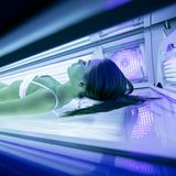 Vitamin D: Eine Frau bräunt sich in einem Solarium
